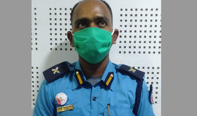 पक्राउ परेका नक्कली इन्स्पेक्टर।